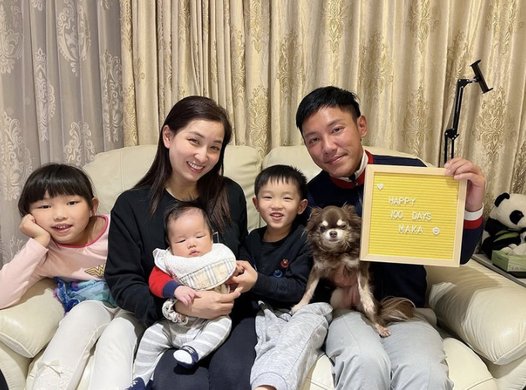 麥雅緻張頴康過新年一家六口齊合照。