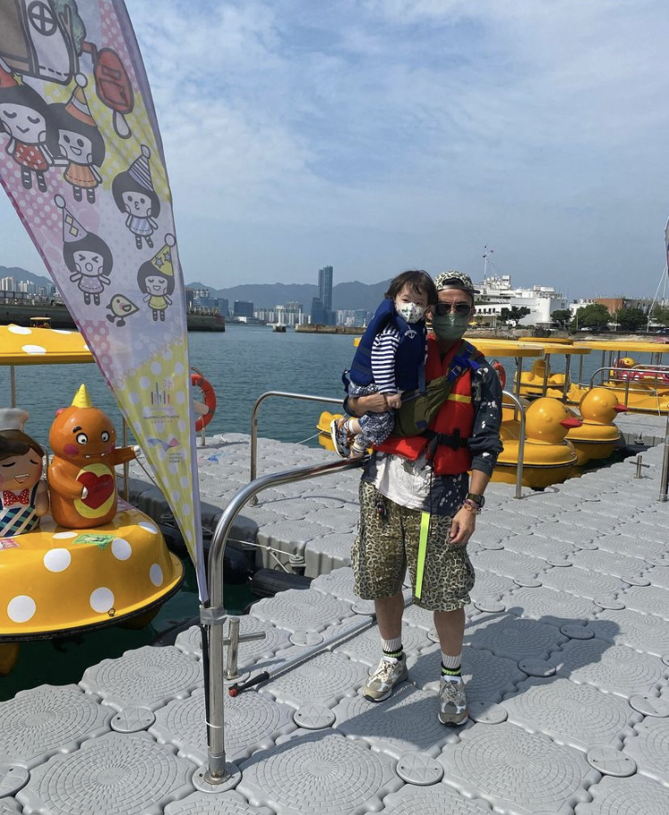 海濱公園｜梁諾妍孖愛犬與囡囡海邊放電、陳山聰父子坐艇仔遊維港