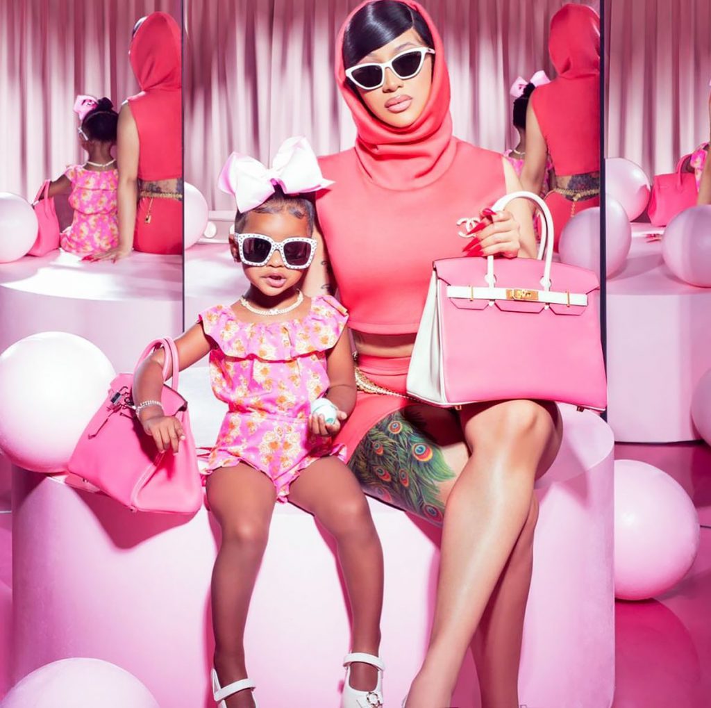 美國Rapper Cardi B豪送女兒5萬現鈔惹網上熱議！理財專家：小朋友會有樣學樣