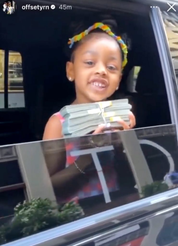 美國Rapper Cardi B豪送女兒5萬現鈔惹網上熱議！理財專家：小朋友會有樣學樣