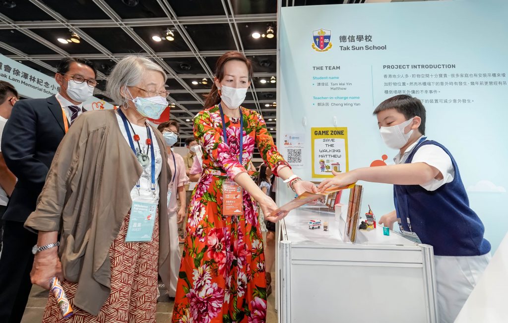 高錕教授太太高黃美芸出席活動，參觀中小學生的發明作品，並擔任頒獎嘉賓。