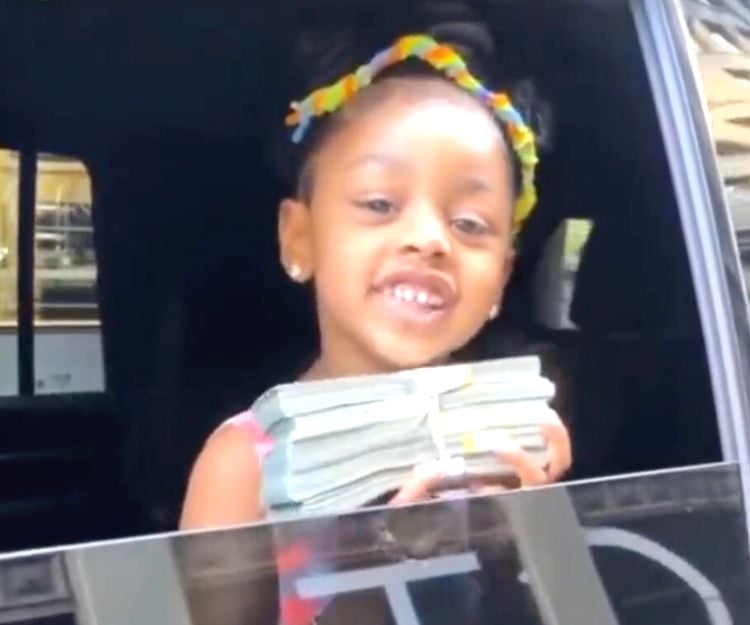 美國Rapper Cardi B女兒4歲生日收5萬元現鈔做禮物！理財專家：小朋友會有樣學樣