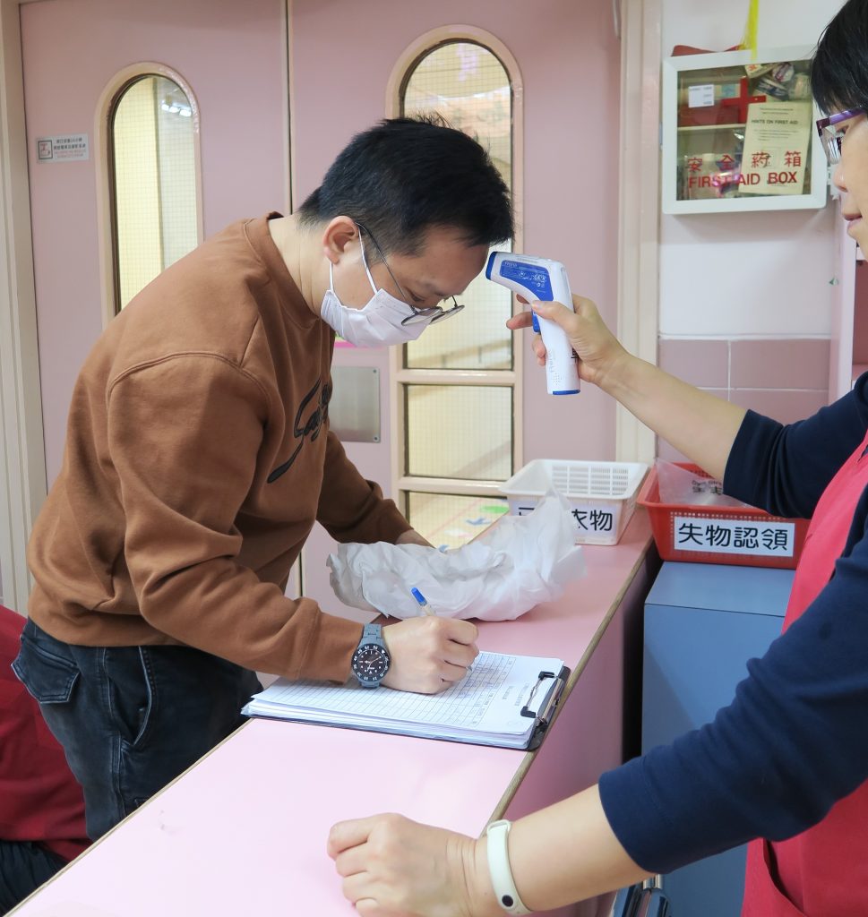 家長在入園前登記量體溫