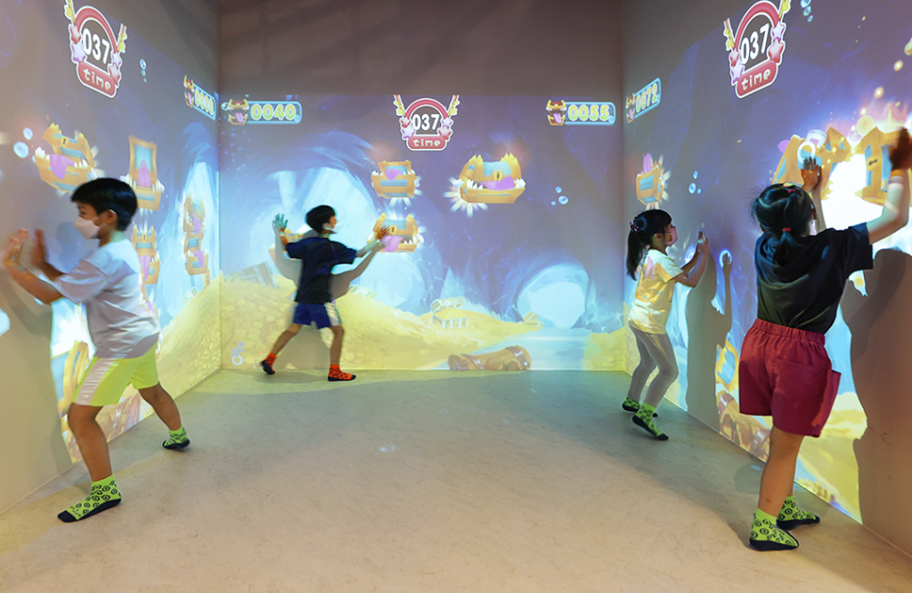 【VR Cave】互動與趣味兼備的 VR Cave，讓小朋友鍛練反應與體能，個個玩得不亦樂乎。