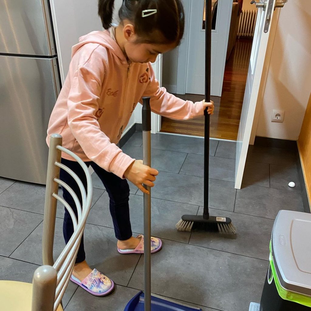 小孩做家務
