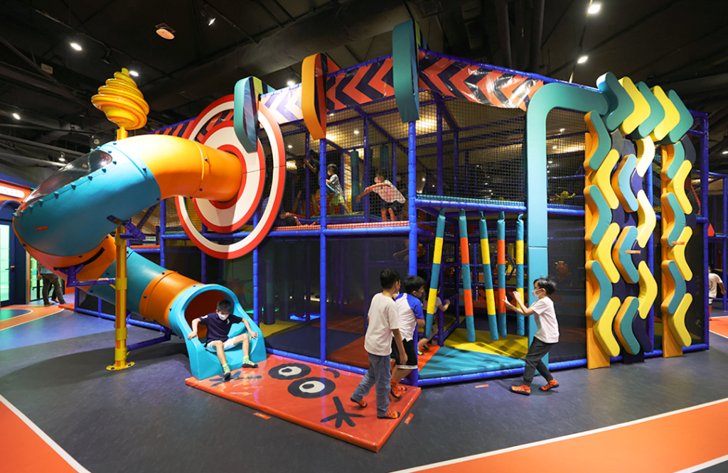 【Sooper Yoo Scramble Course】不同年齡小朋友，進入 Scramble Course 都會莫名興奮！Scramble Course 內設計了不同類型的障礙物、遊樂場滑梯、海棉球玩具槍、鞦韆等，超級好玩！