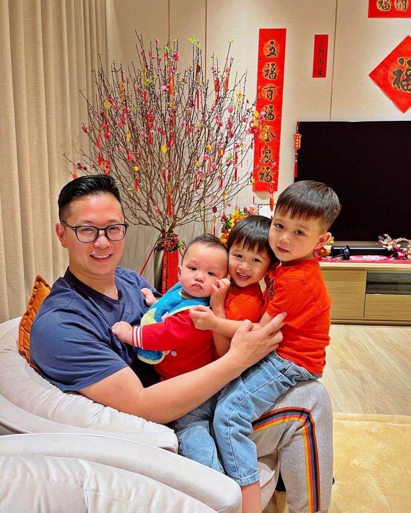 4父子齊齊逗利是錢～ (圖片來源：instagram @ myoliemyolie)