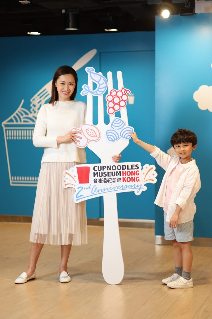 紀念館為大家準備了超巨型叉子，顧客更可自選不同配料拍照留下玩味合照！