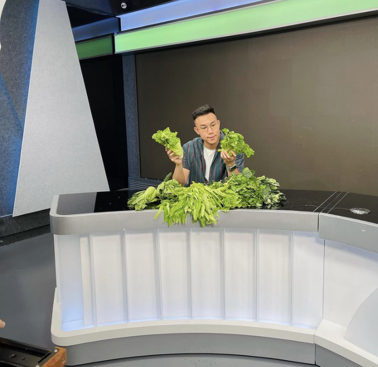 鄧添樂最近由主持化身被訪者：每日拎住一堆新鮮蔬菜。(圖片來源：IG@im6tang)
