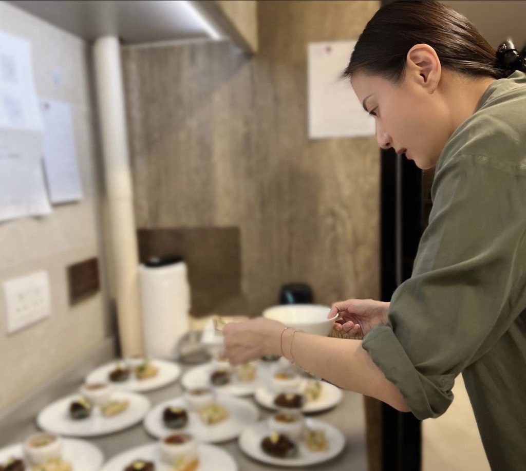 黃依汶 教養