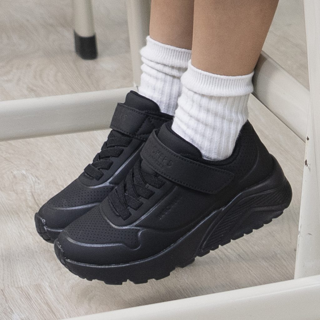 SKECHERS UNO LITE男女童返學鞋及運動鞋（HK$499）備有透氣記憶鞋墊，其橡膠鞋底柔軟有彈性，而且具牽引力，能減少腳部行走壓力。一片式搭帶方式，方便未 學識綁鞋帶的幼童穿著，以Durabuck合成皮革材質，耐髒易打理。