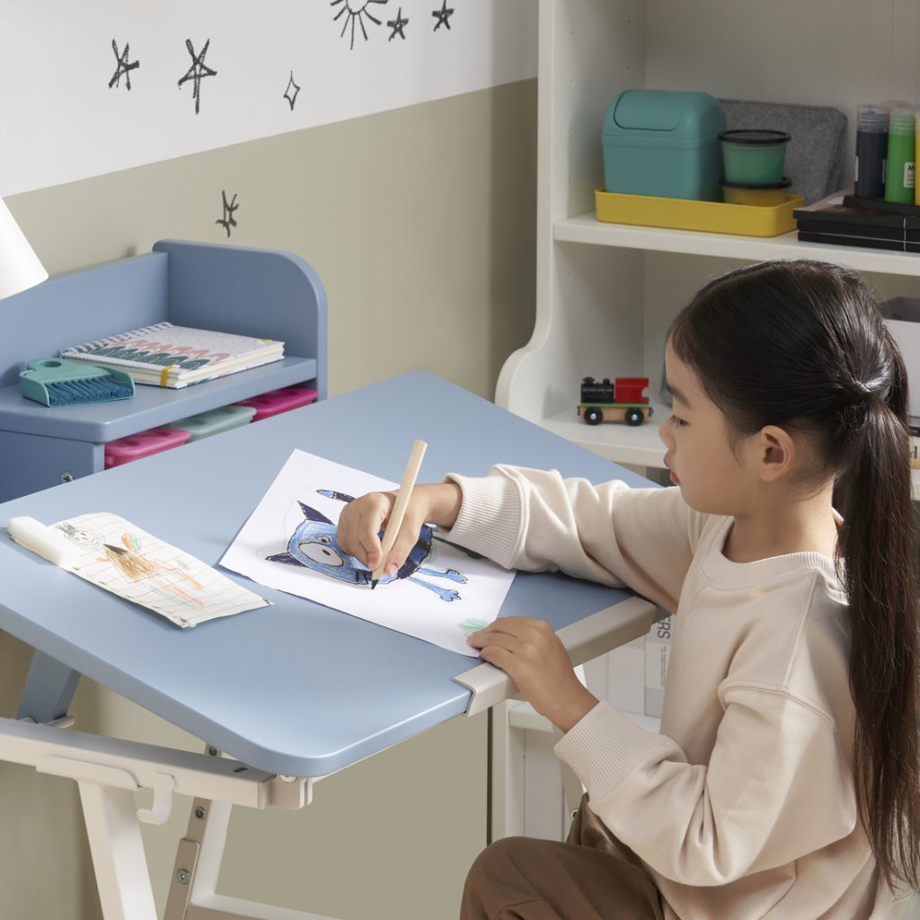 IKEA PIPLÄRKA 成長型書檯 HK$699