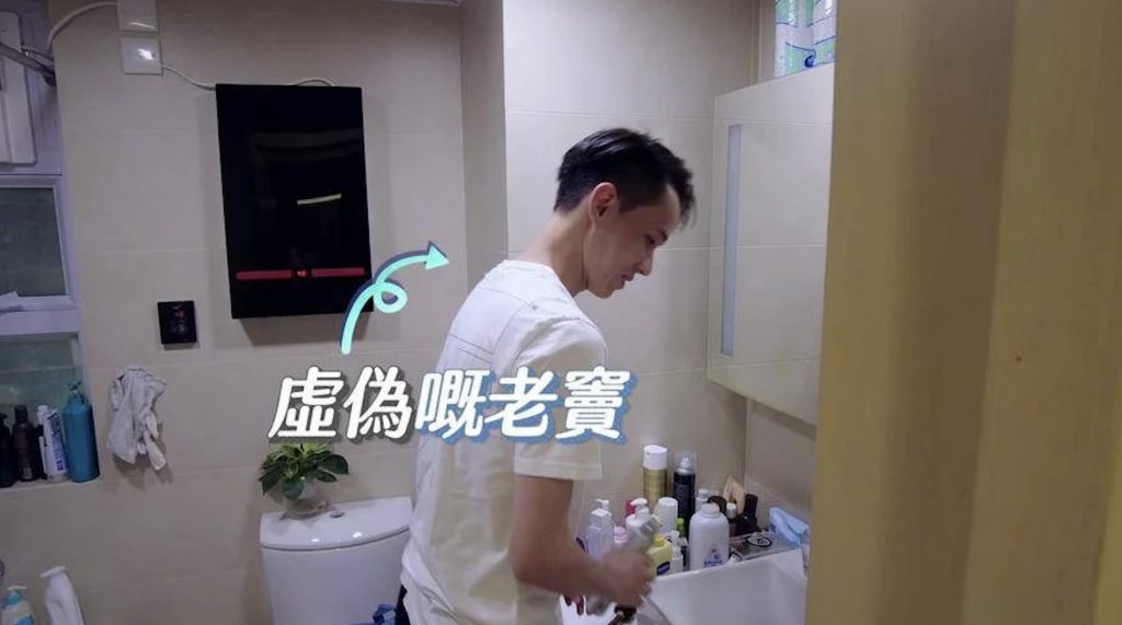 吳若希在拍攝自己提供的生活短片中，已忍不住直斥Alex是「虛偽老豆」，同日去到拍攝現場，吳若希再5度控訴老公「扮嘢」及「虛偽」。（來源：《爸知弊！你嚟湊吖》截圖）