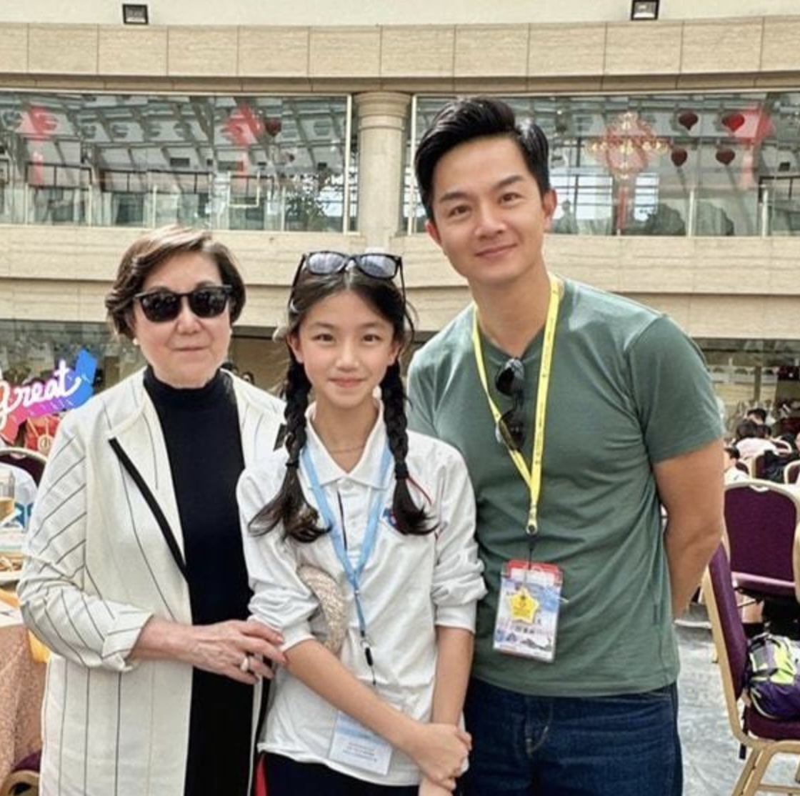 胡諾言早前陪同二女到北京遊學，與校長合照。（圖片來源：facebook）
