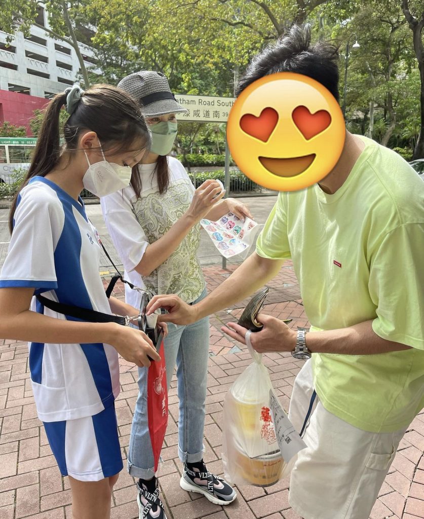 郭可盈親身參與賣旗，毫無明星架子。（圖片來源：IG@khy_official）