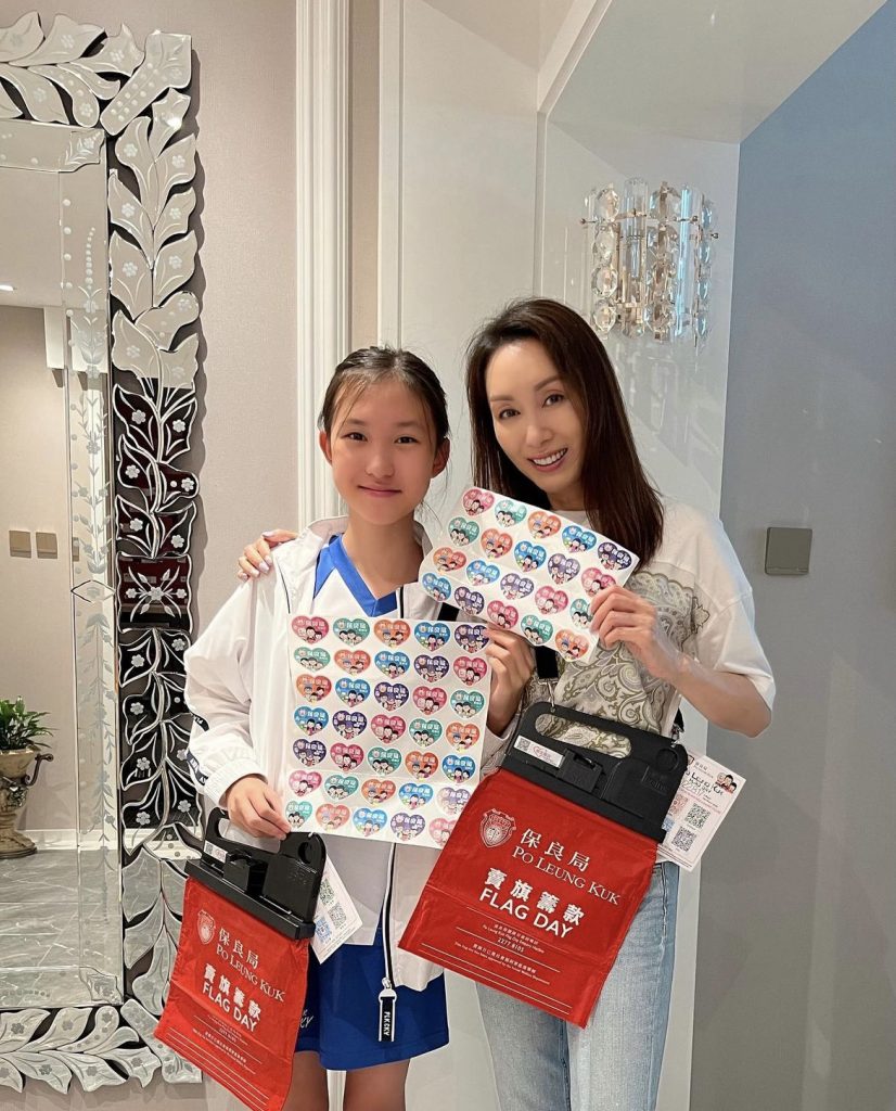 去年8月郭可盈陪女兒一起參加賣旗活動。（圖片來源：IG@khy_official）