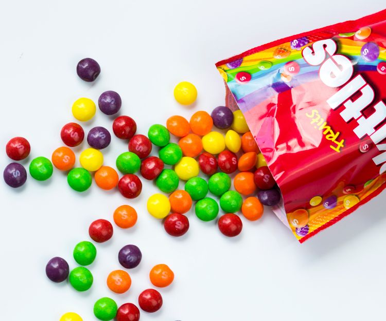 Skittles禁售｜彩虹糖破壞大腦致DNA變異！2027加州全面禁售