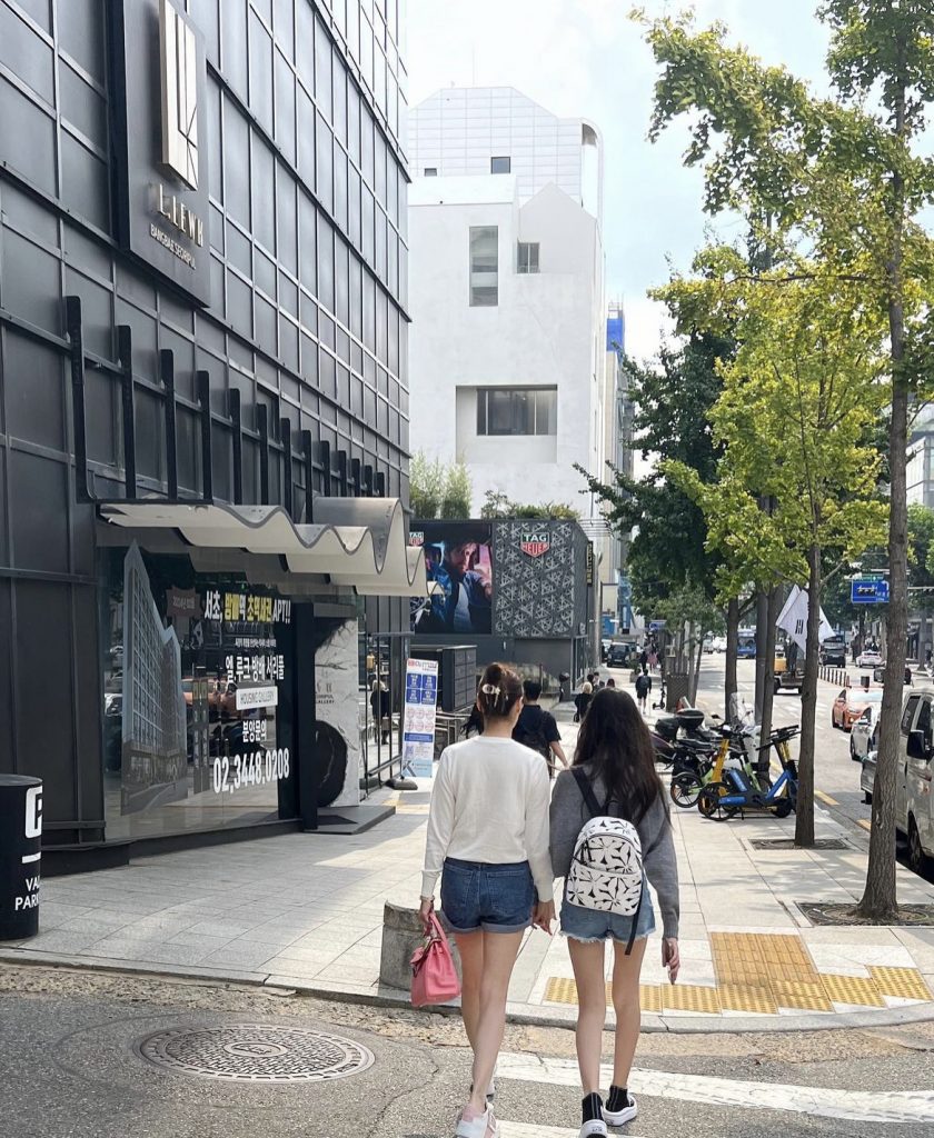 日前郭可盈於IG分享一家三口韓國旅遊相片。其中一張相片郭可盈牽著女兒的手，女兒高度已差不多追上媽咪，背影似足兩姊妹。（圖片來源：IG@khy_official）
