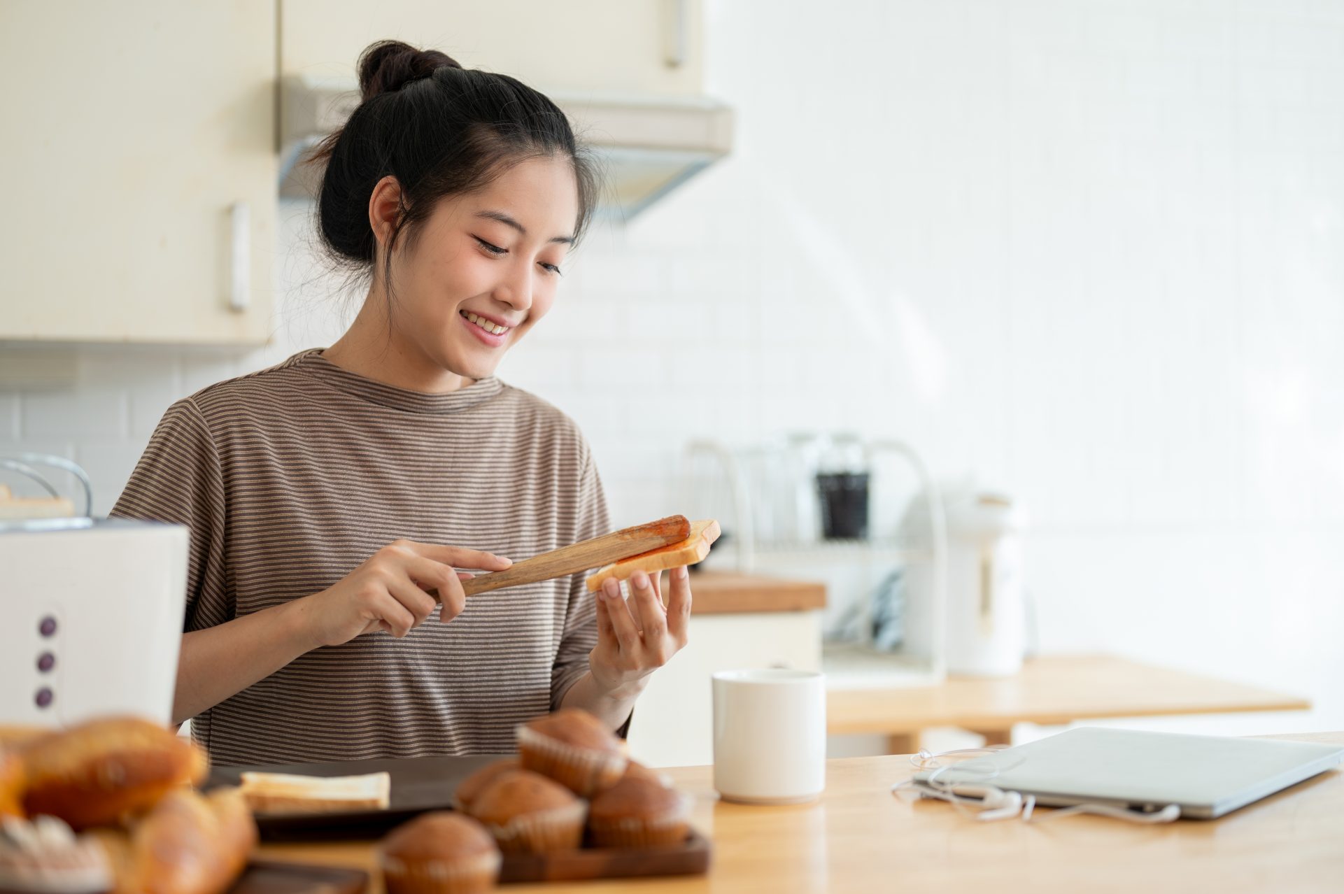 進食輕盈食物、放涼食物，皆可降低噁心感，預防孕吐。