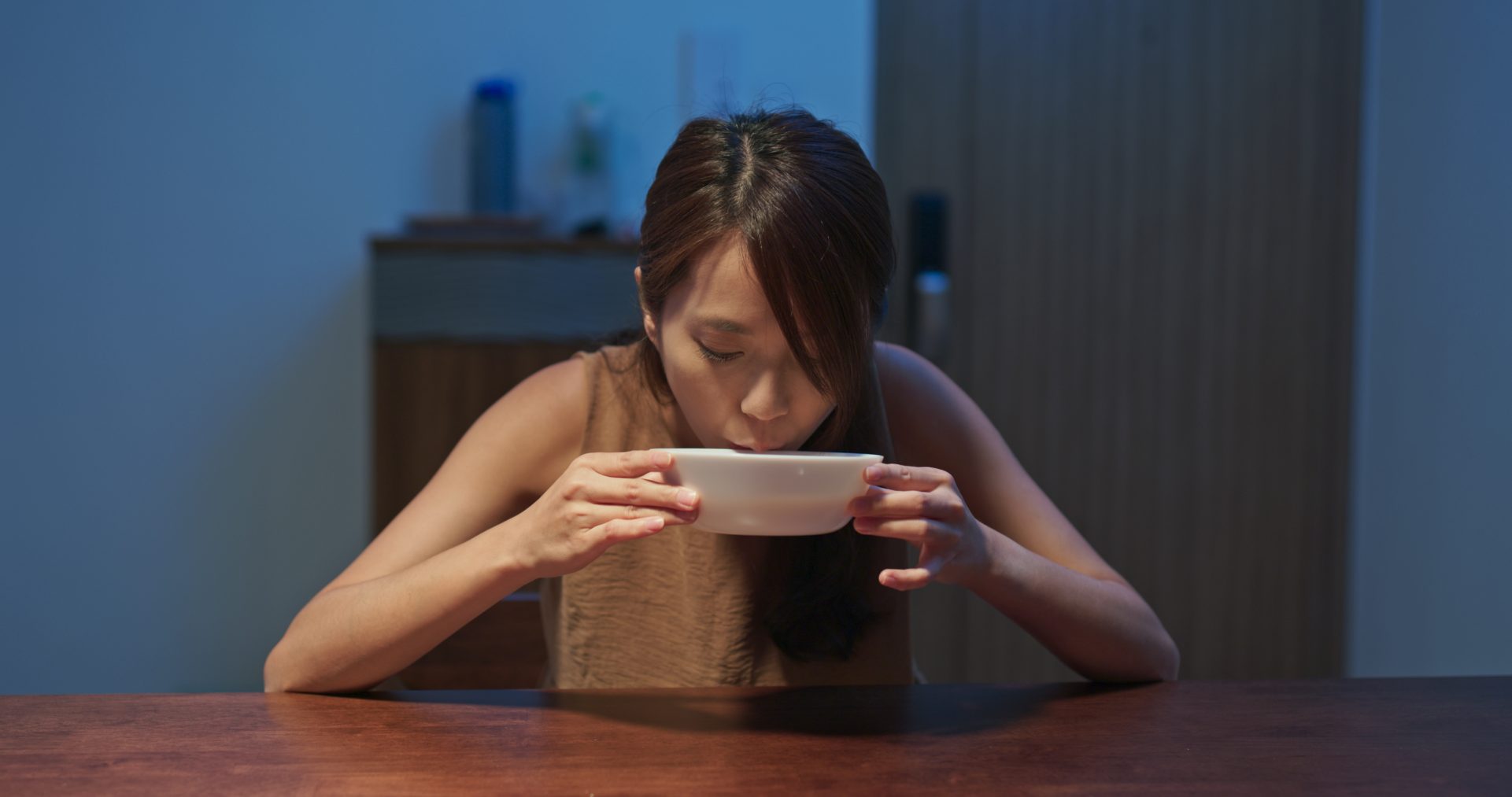 吃飯時勉強飲大量湯水，反而可能增加胃部負擔。