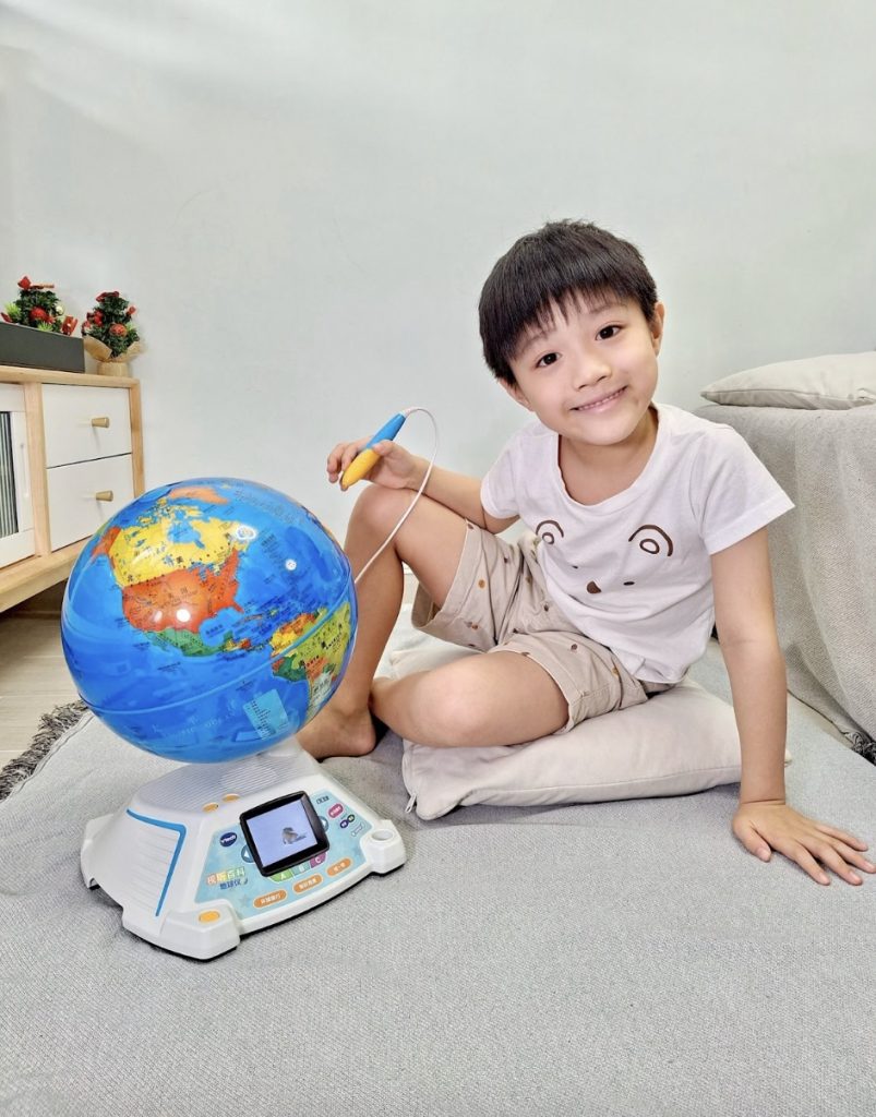 真實用家：John媽「John自從去過長假旅行後，好想了解不同國家嘅特色，睇地球儀比起睇地圖會更有趣，呢款地球儀有畫面、有聲音、仲有遊戲玩，令小朋友學好地理知識，做到寓學習於遊戲！John仲會教Jake一齊玩，兩兄弟多咗互動又學到嘢！」 