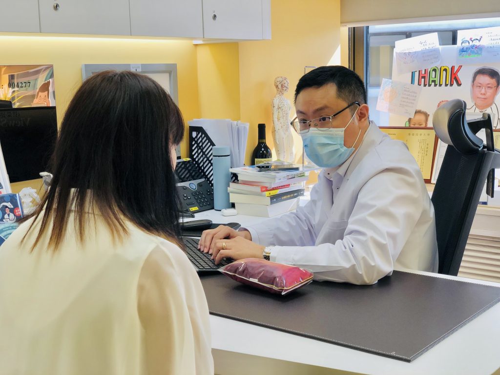 中國中醫科學院 (中西醫結合臨床) 醫學博士倫中恩。