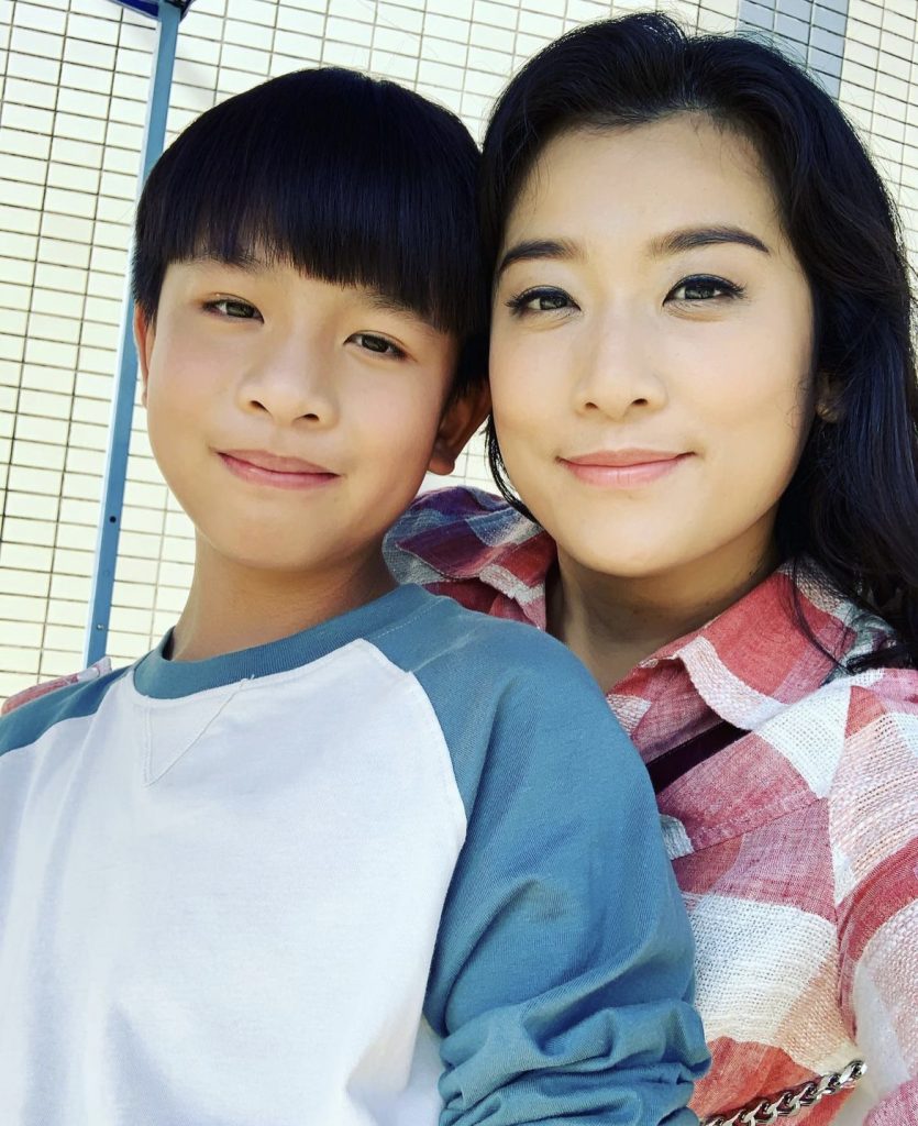 葉凱茵在《發證先鋒V》與兒子飾演母子。（圖片：IG@ip_hoi_yan_fan）