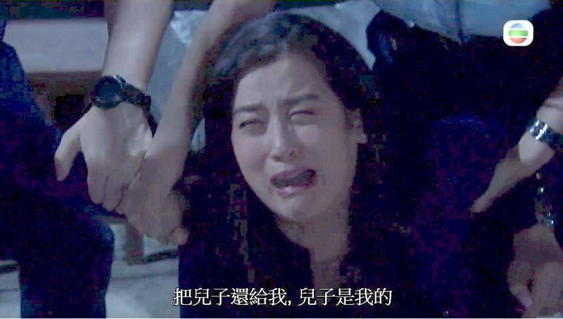 2019年播影的《金宵大廈》中，葉凱茵在其中一個單元佔戲甚重，她飾演的媽咪，被兒子不幸夭折的趙希洛偷走兒子，她知道真相後決定搶回兒子，發展出一段離奇的故事。（圖片來源：《金宵大廈》截圖）