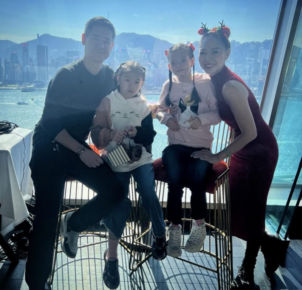 鍾麗淇於2010年與中意混血男友Nardone Ruggero結婚，現育有兩女。(圖片來源：IG@yogachung)