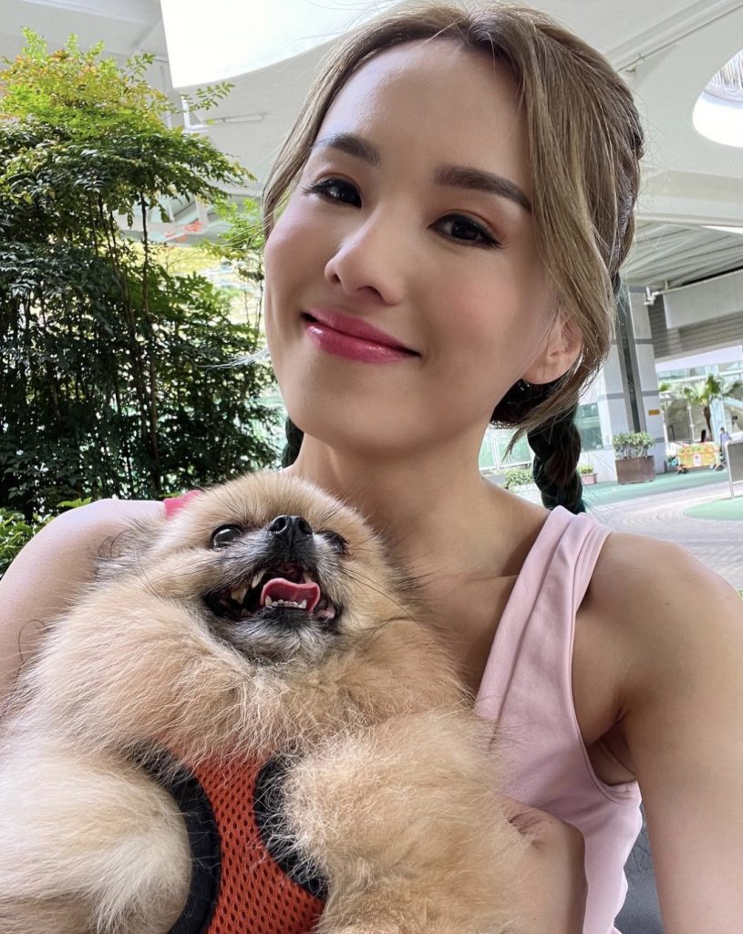 楊洛婷與老公Tim一家四口，另外亦育有愛犬Tyrese。（圖片來源：IG@rabeeayeung）