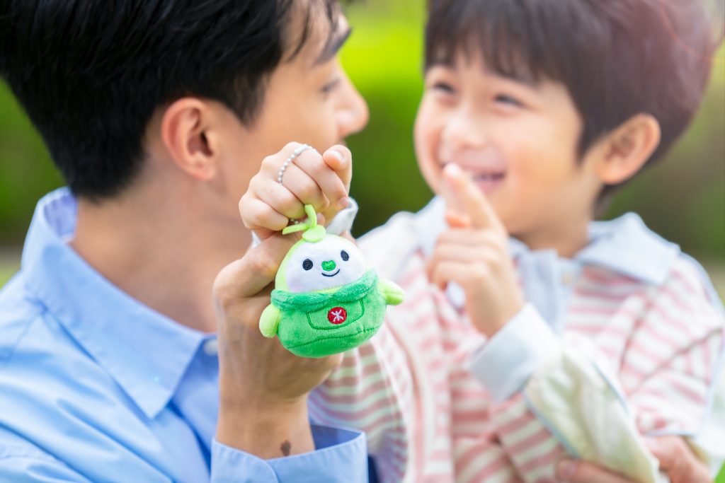 只需要把現場照片上傳到個人社交平台賬戶（公開）並hashtag #MTRHK #GreenTBabyFunDay 及 @mtrhk，即可以參加遊戲乙次。成功夾得綠鐵B，便可獲得綠鐵B吊飾乙隻!