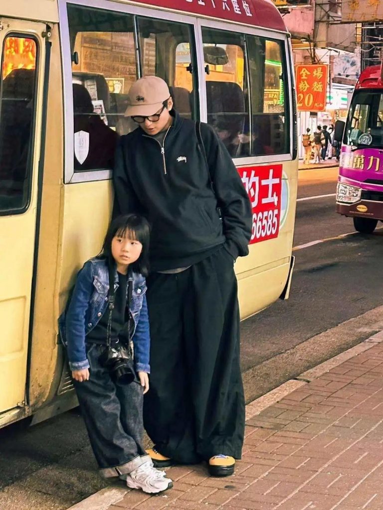 笙笙的爸爸是一位攝影師。