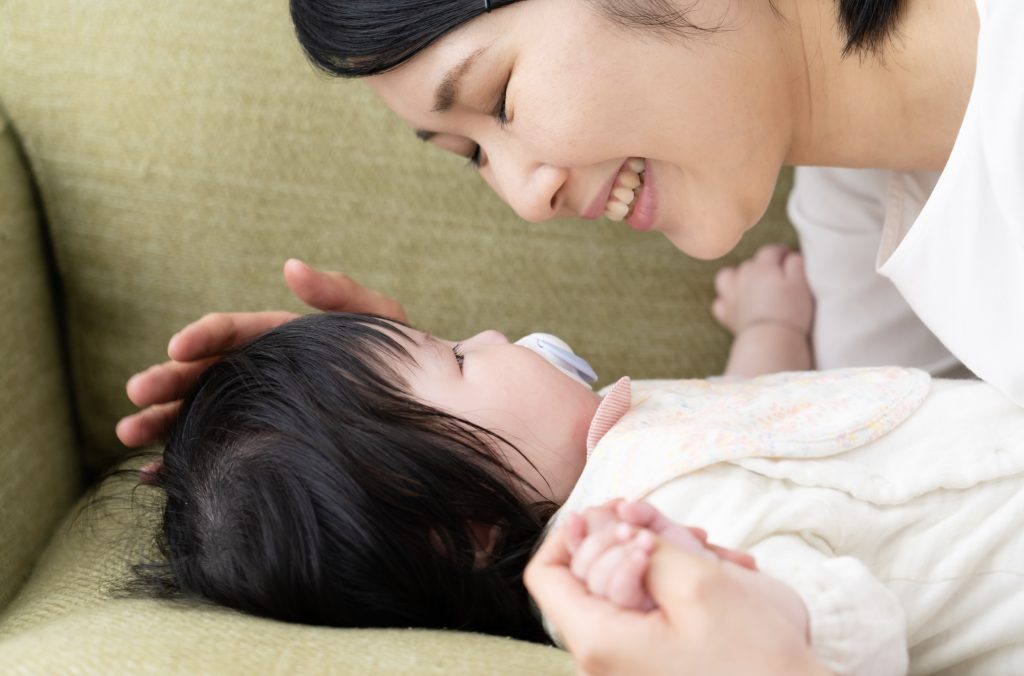 BB即使未學會轉身也會郁動，不要讓他們睡在沙發上。