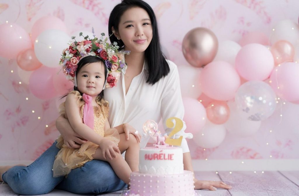 官恩娜在女兒兩歲生日時拍攝的合照。前隔 4 年，她竟要提前面對孩子步入青春期難以溝通了解的問題。（圖片來源：IG@koonella）