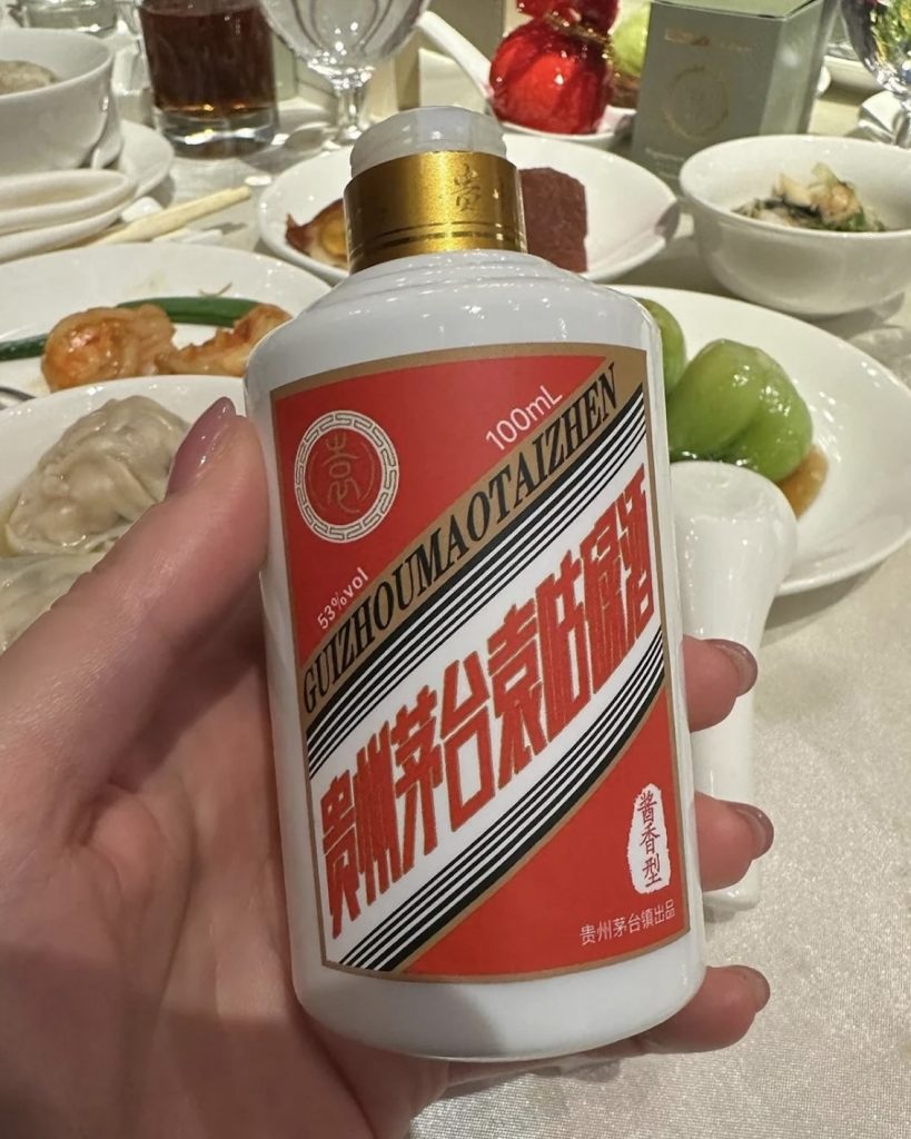 百日宴的賓客回禮「貴州茅台袁咕碌酒」也很有心思!(圖片來源:IG@myoliemyolie)
