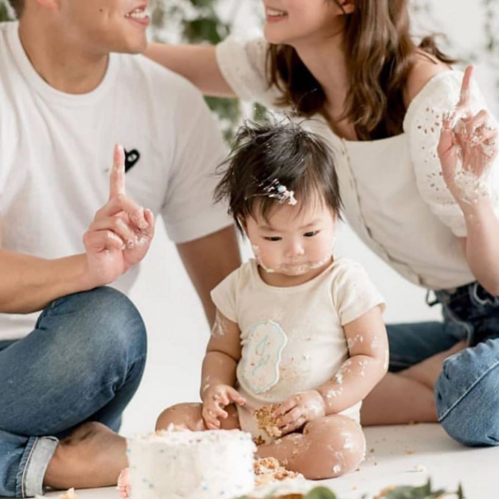 岑麗香在大仔Jacob一歲時舉行了cake smash儀式,拍下了可愛的照片。(圖片來源:IG@heungheungeliza)