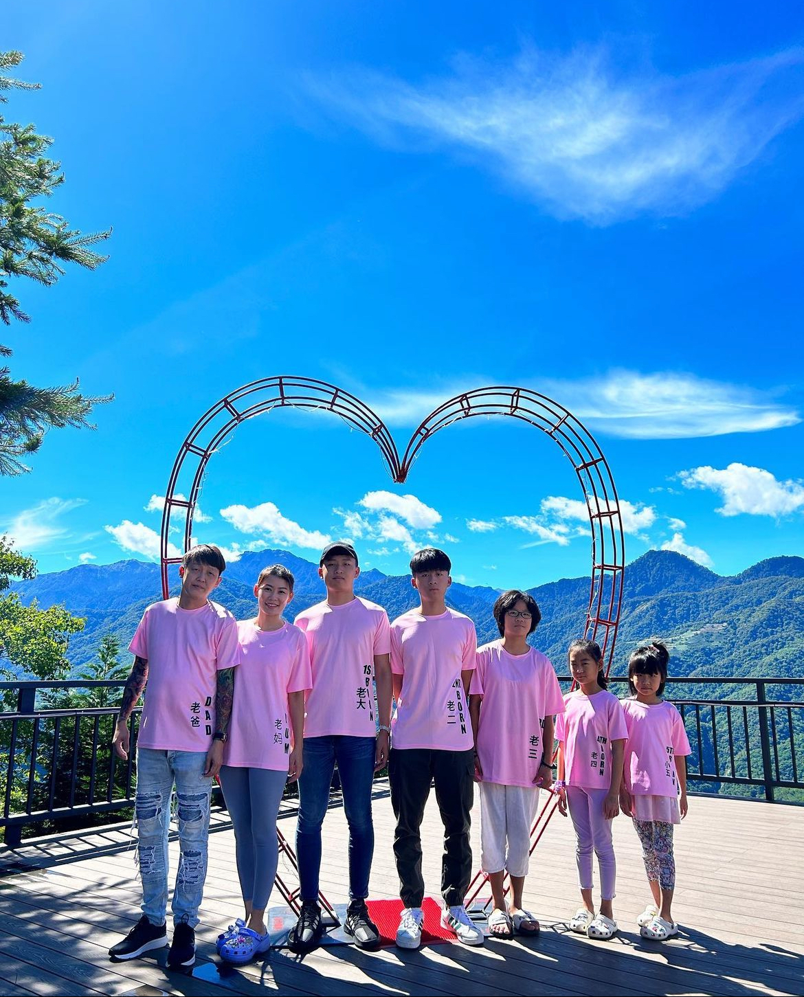 最大的兒子今年18歲，接下來幾個孩子，分別是17歲、13歲、10歲和8歲。（圖片來源：IG@shirli_ling）