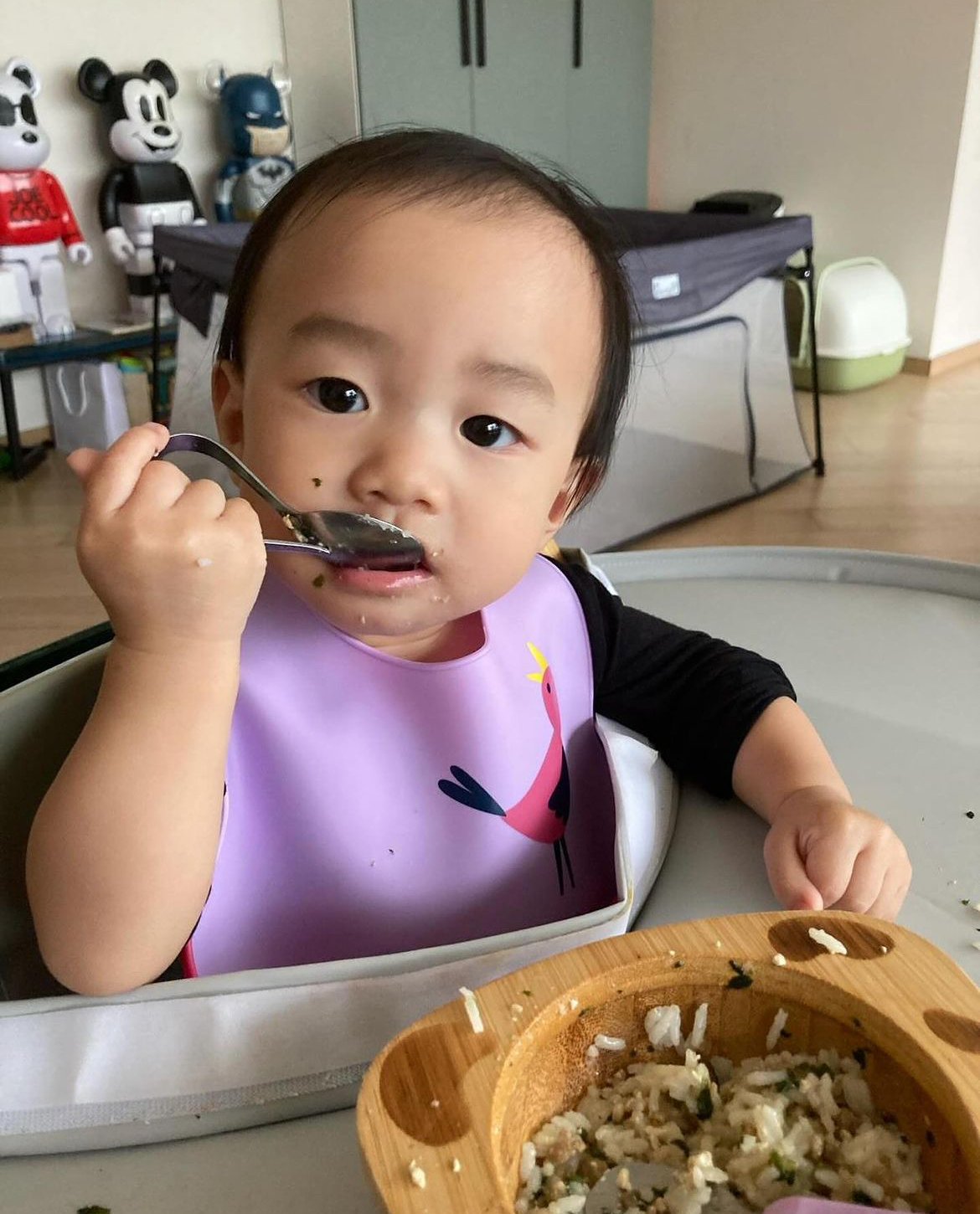 一歲的Audrey已經識得自己?飯食，十分叻女！（圖片來源：IG@abgailaudreychan）