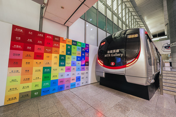 港鐵展廊最令訪客感到興奮的，莫過於場內的一比一模擬列車，其像真度高並配有不同年代的車廂組件。（圖片來源：港鐵網站）