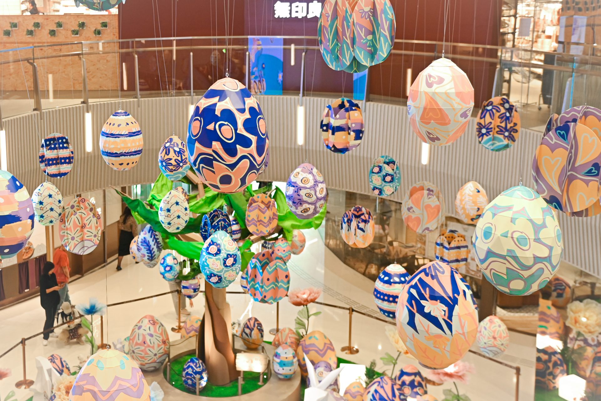 過百隻懸浮復活彩蛋充滿魔幻神秘氣氛！