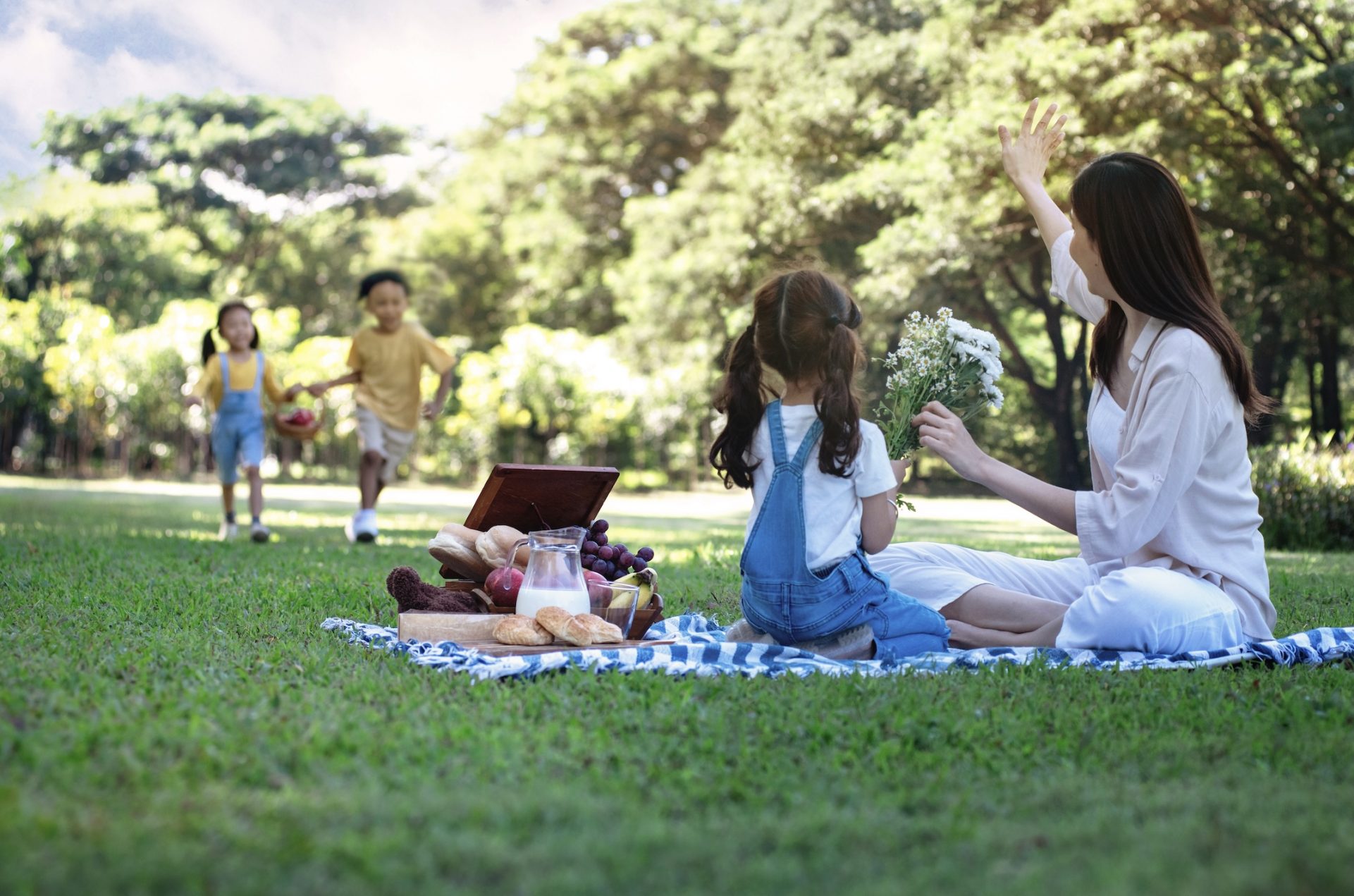 哈佛大學研究指出，小時候多接觸不同國藉人士對小孩子成長極有幫助。