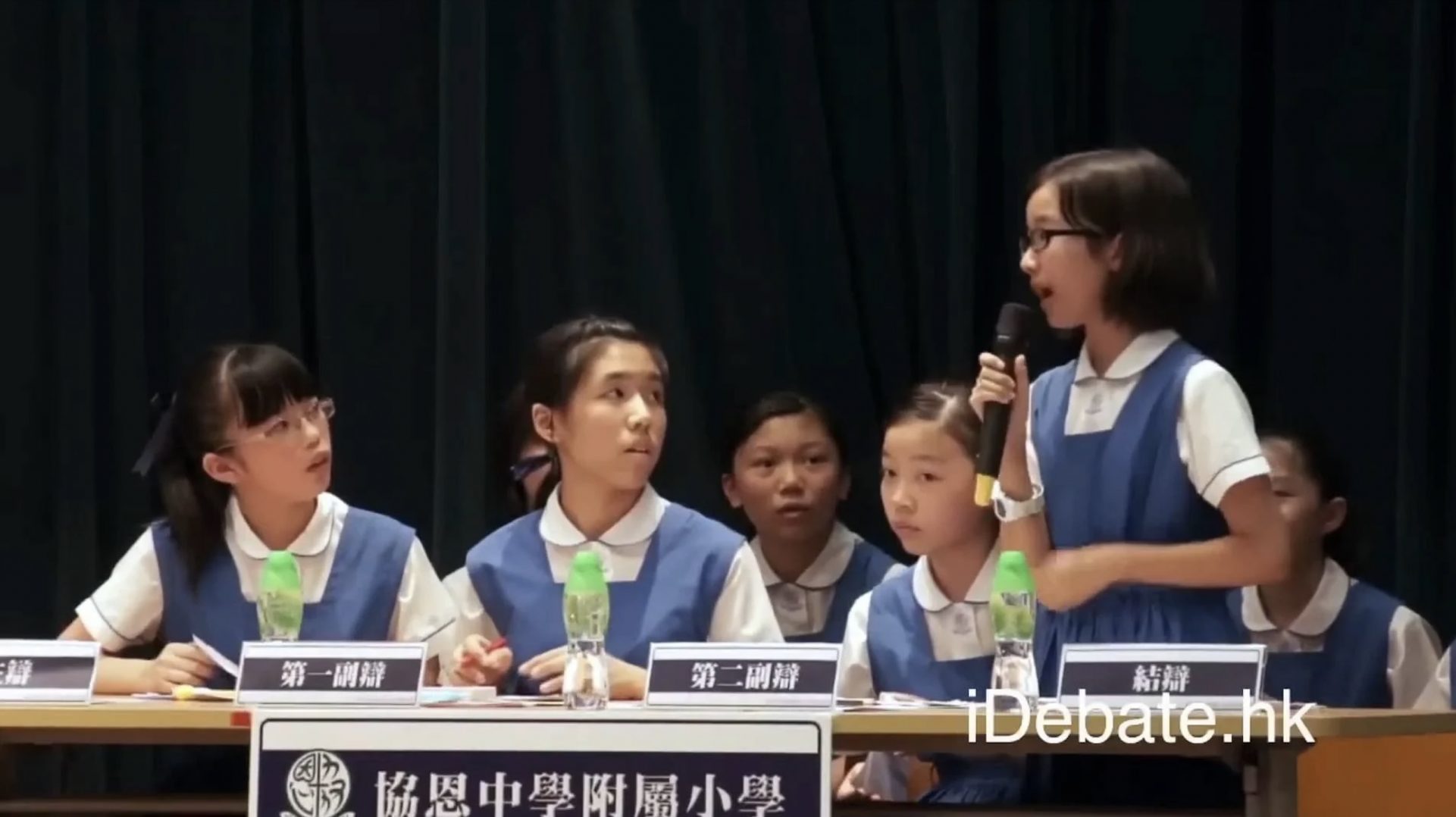 因一句「你係咪嬲咗我呀」而引起網上熱議的阮曙淇同學，其畢業照於網上流傳。（圖片來源：iDebate.com YouTube截圖）