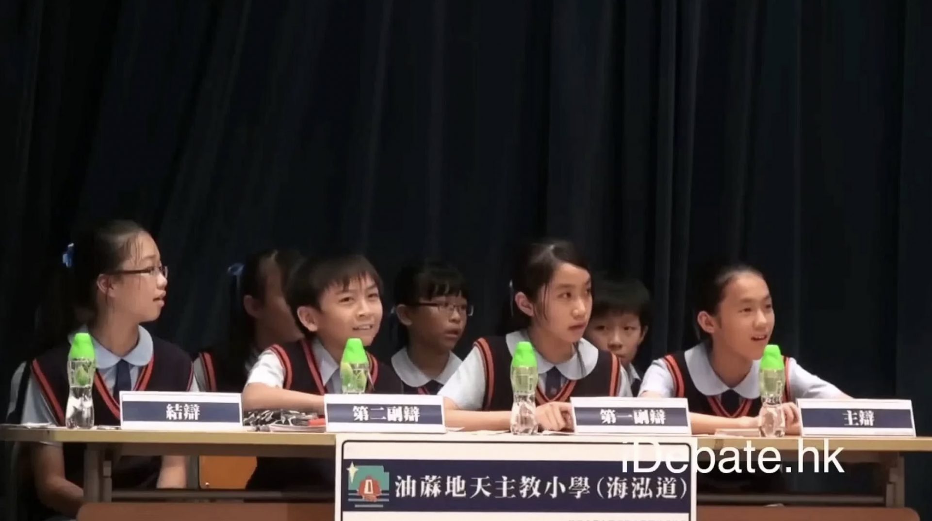 當日表現出色的油天男同學陳加維（Kevin），小學畢業後升讀九龍華仁書院，亦繼續參與辯論活動。據了解，他已移居加拿大多倫多。（圖片來源：iDebate.com YouTube截圖）