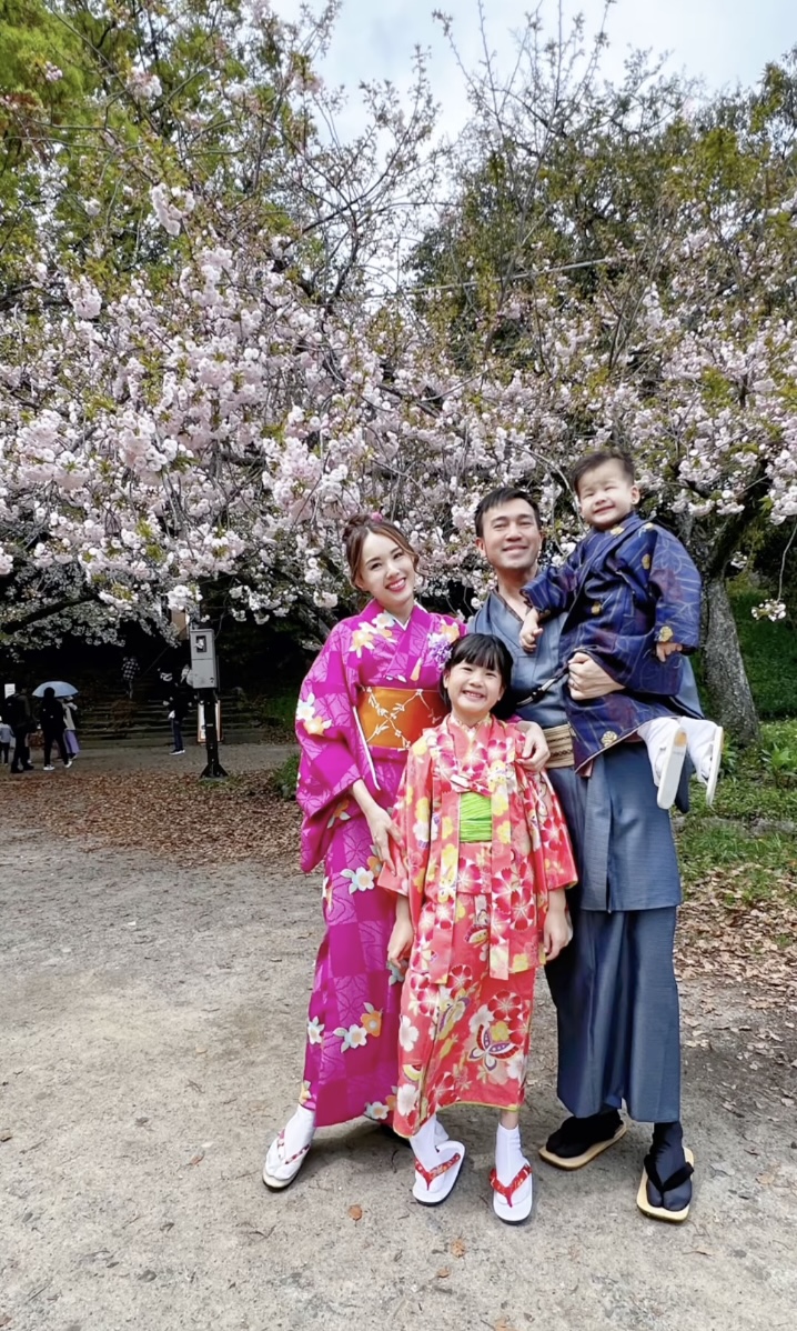 楊洛婷與Tim一家四口穿上和服拍照留念！（圖片來源：IG@rabeeayeung）
