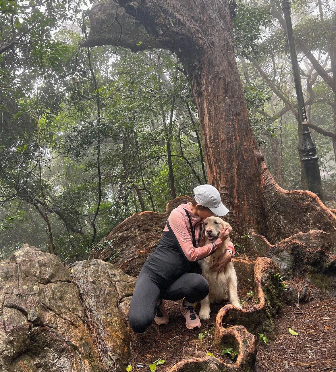 梁諾妍在孕期帶愛犬Molly行山。(圖片來源：IG@inez_leong)