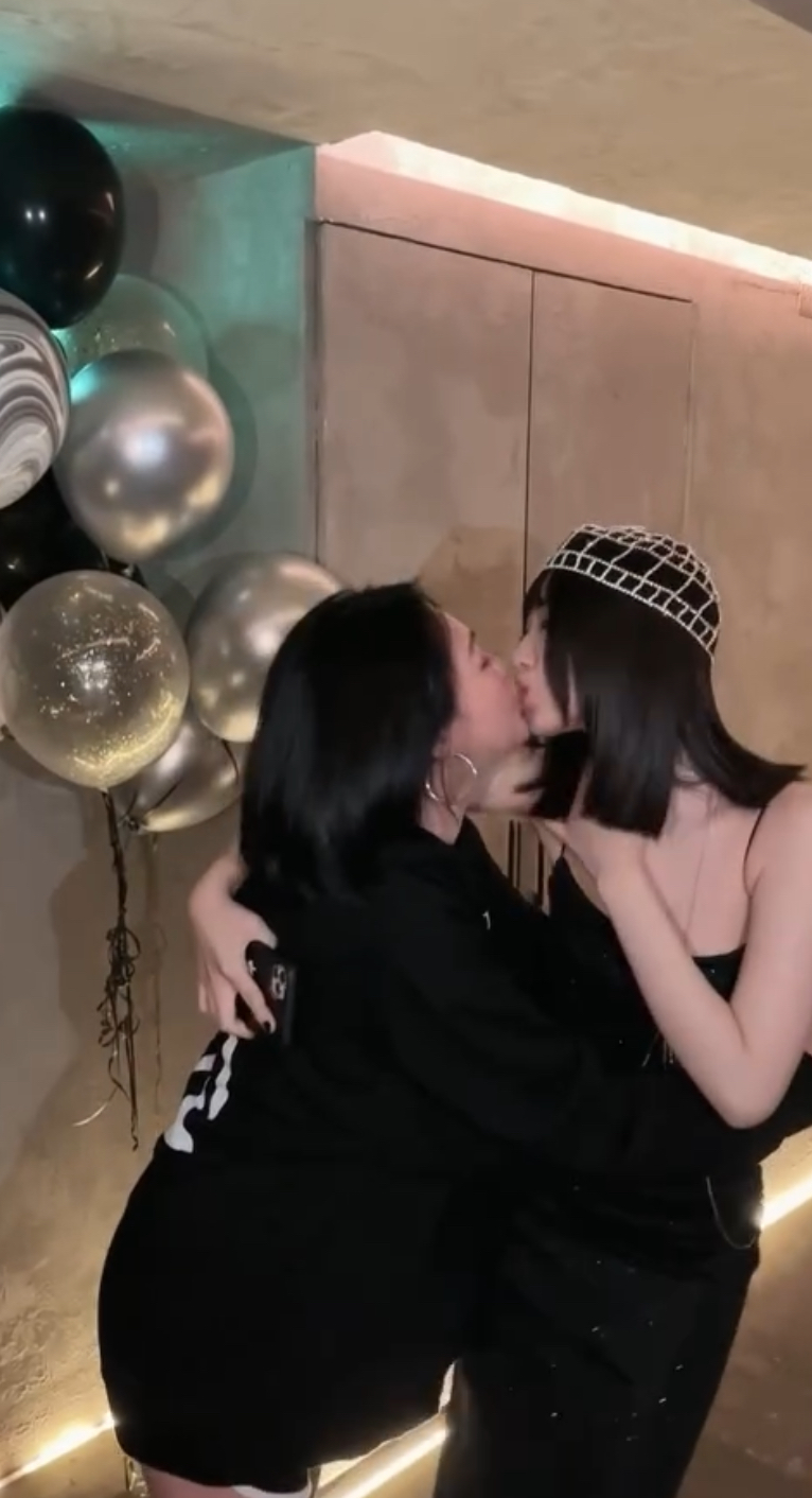小S吻賀女兒Elly生日。(圖片來源：IG@elephantdee)