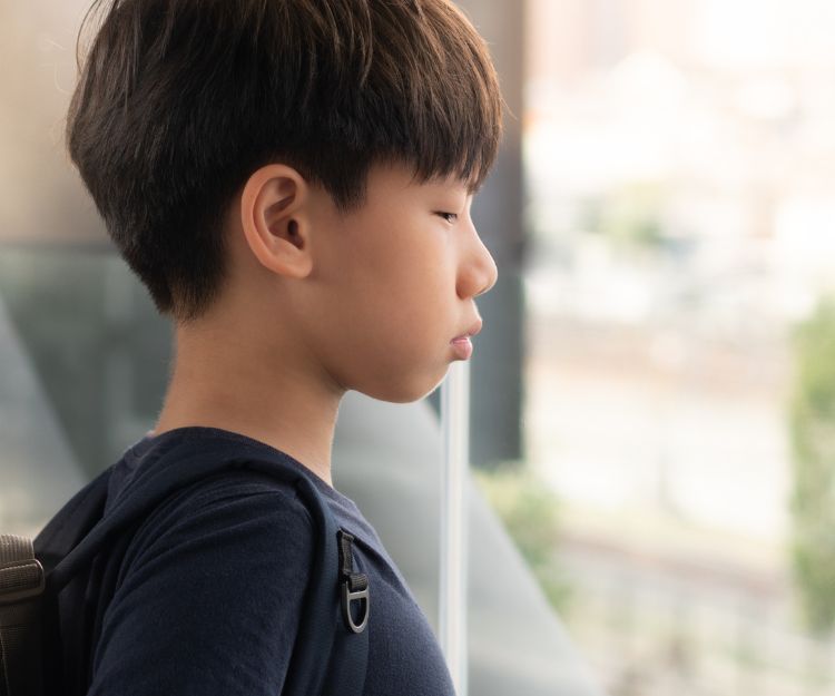 男孩也有性早熟，症狀包括太早「變聲」、太早出現睪丸變大等。（示意圖）