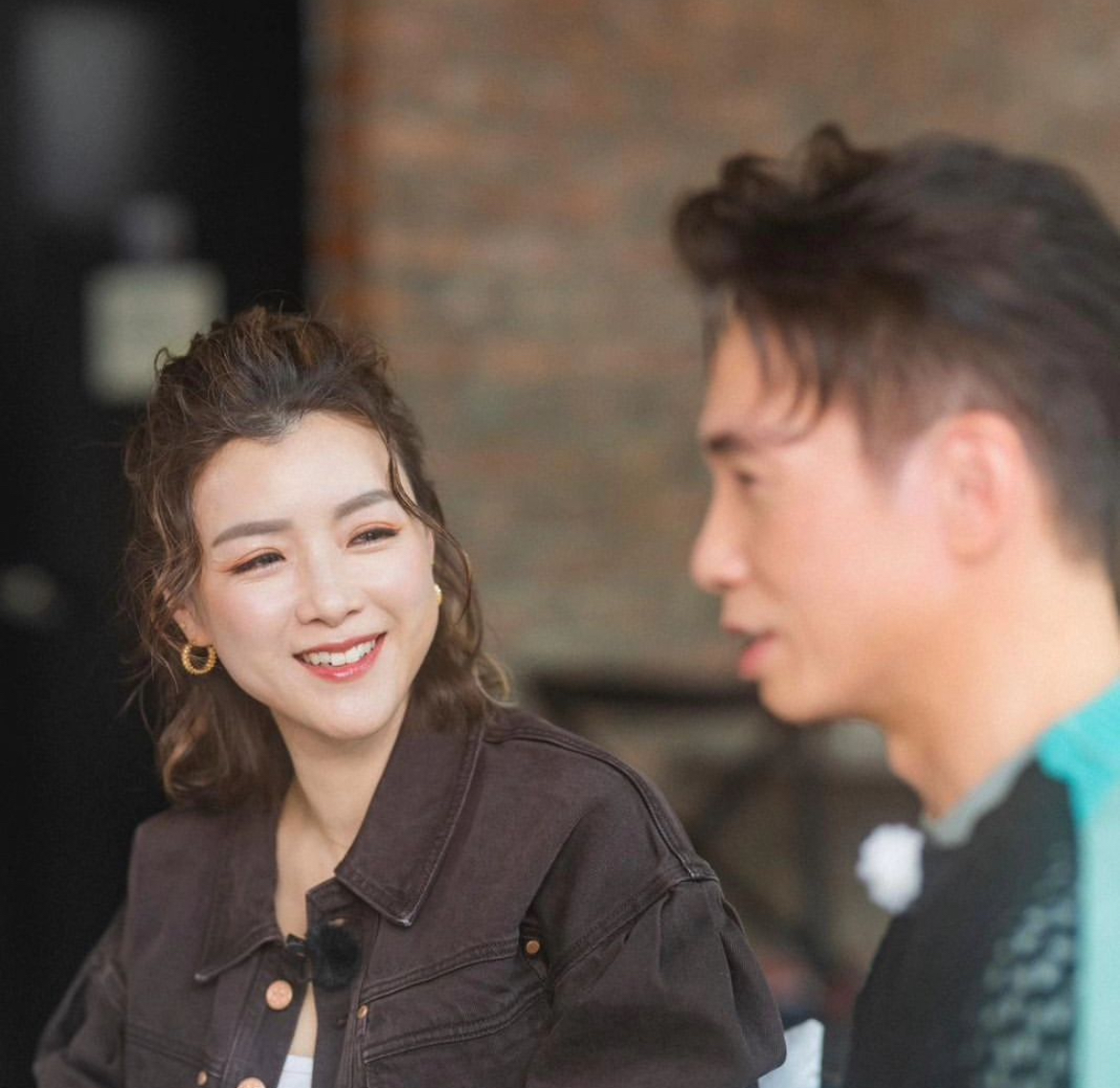 結婚 11 年，陳茵媺看著老公陳豪仍然「心心眼」。(圖片來源：IG@aimeechan_official)
