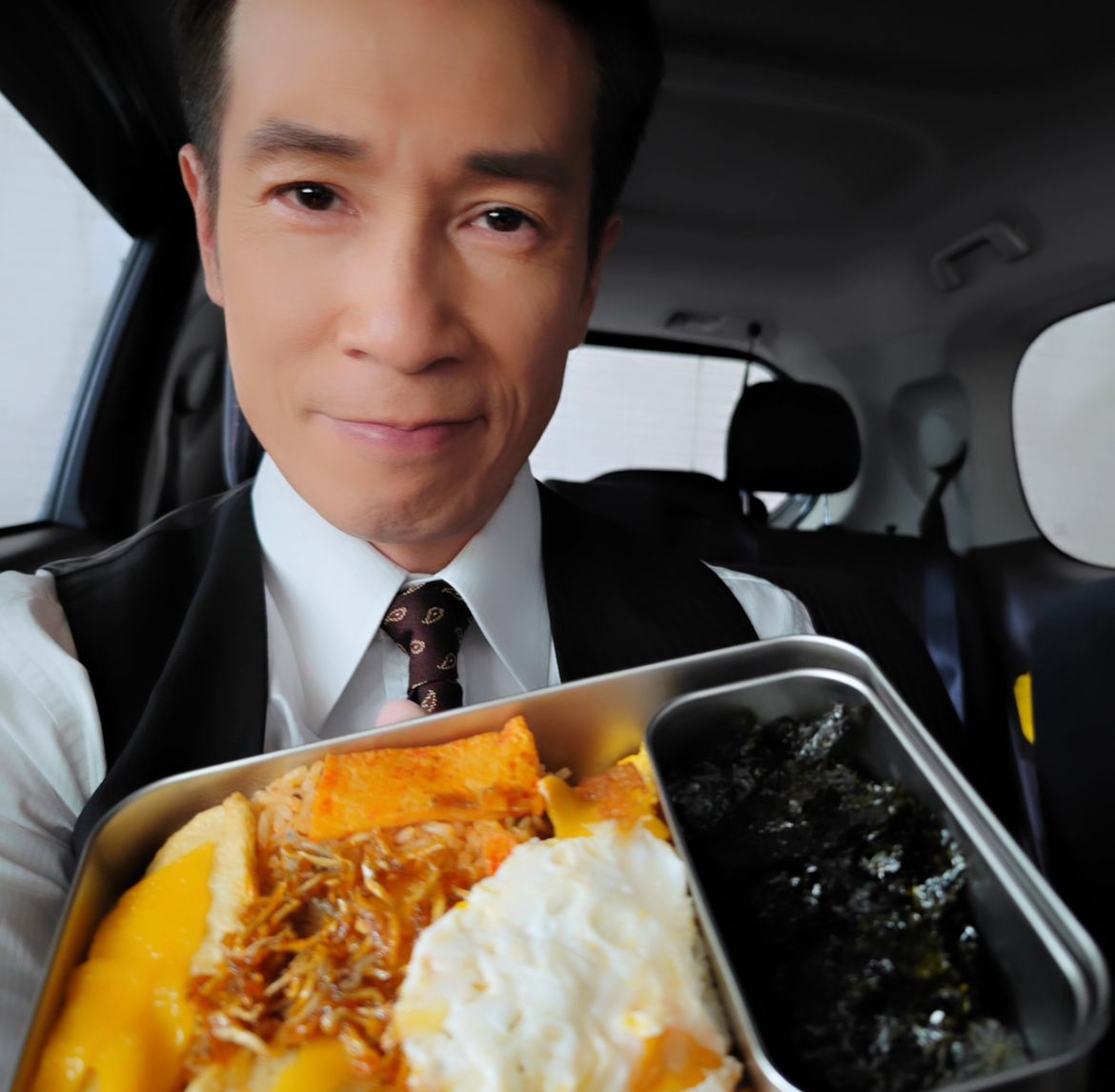 陳茵媺不單照顧仔女，也貼心照顧老公， 陳豪日前就在 IG 放閃，分享自己「帶飯開工」更大曬老婆大人精心炮製的荷包蛋泡菜炒飯。（圖片來源：IG@moses_chan_）