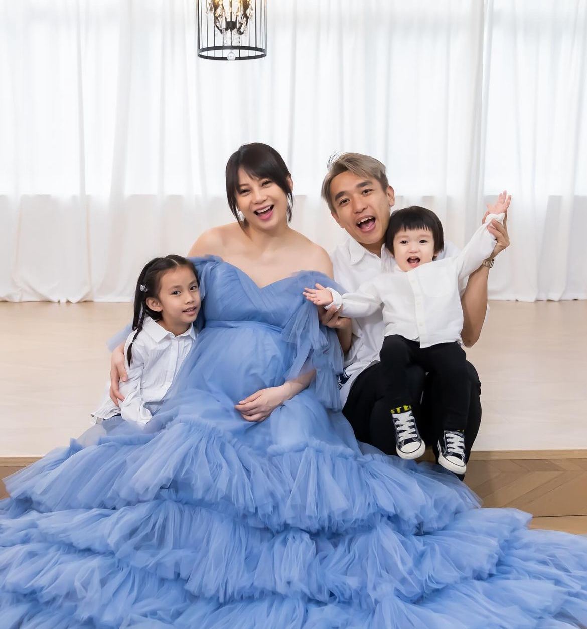 吳日言與老公Barry育有一對仔女，如今再添一子，湊成一個「嬲」字！（圖片來源：IG@yan512）